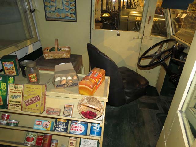 Un mostrador como el de cualquier tienda, pero con puesto de conducción incluido.